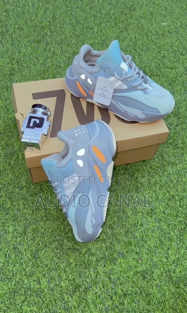 Asidas 700 Sneakers
