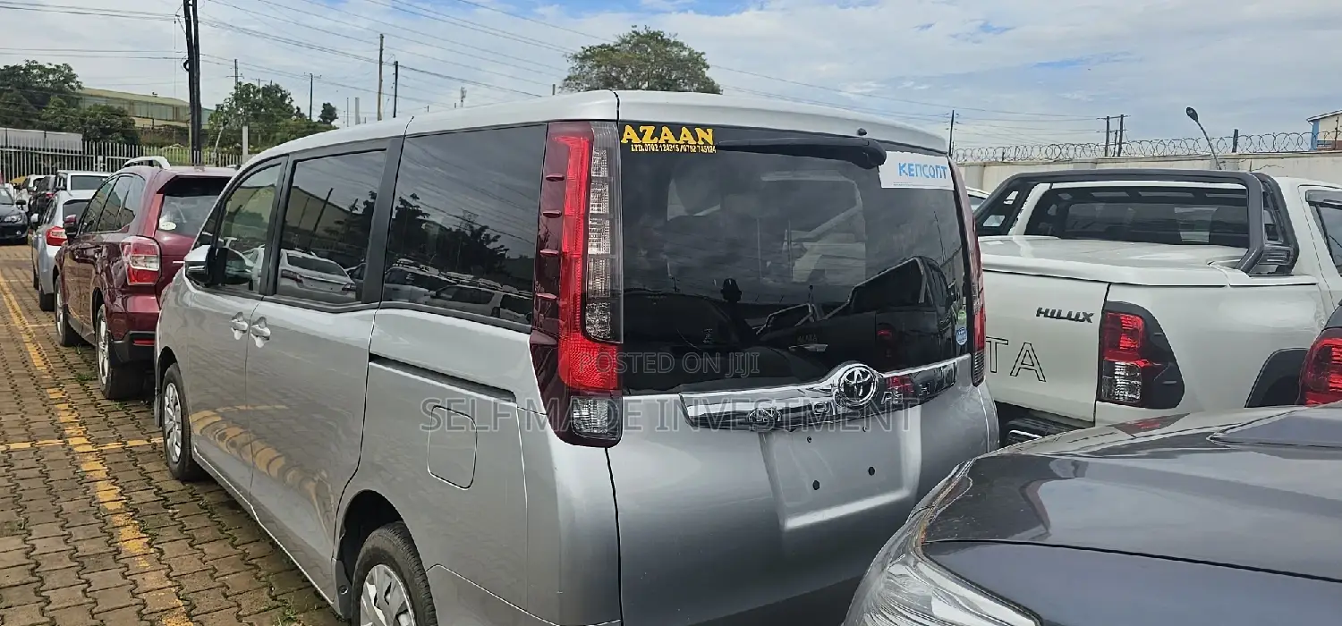 Toyota Noah 2014 Silver