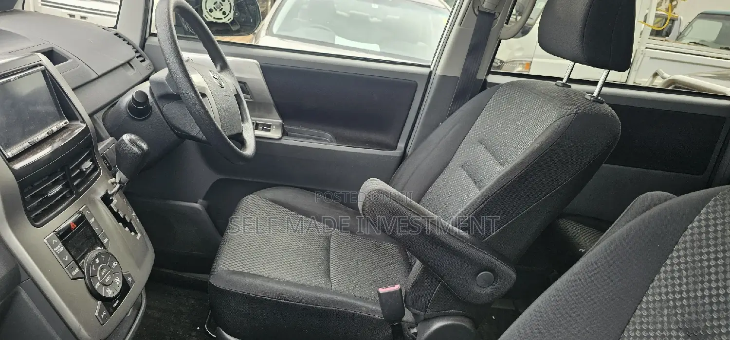 Toyota Noah 2014 Silver