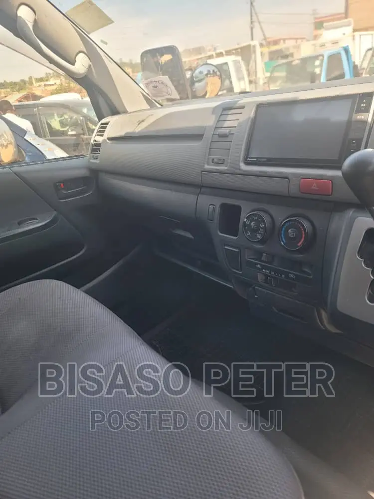 Toyota HiAce 2010 Silver