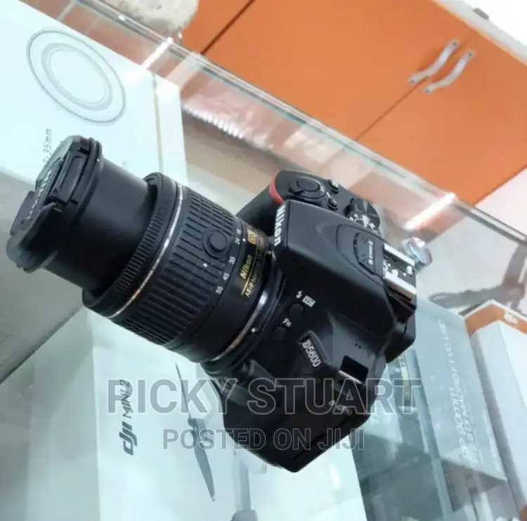 Nikon D5600 WTH 18-55mm Lens