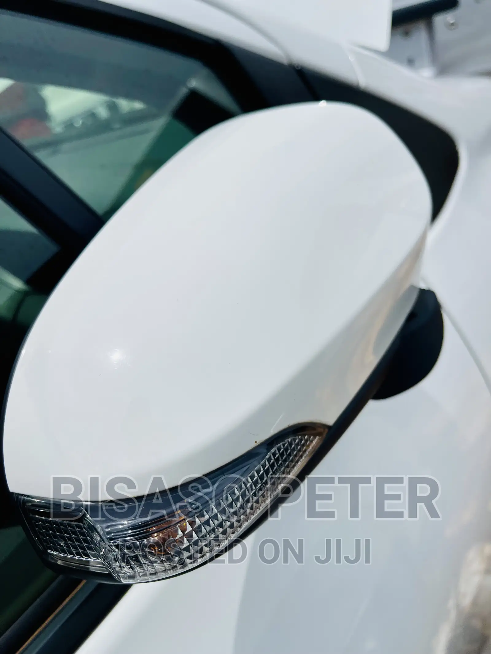 Toyota Vitz 1.3 AWD 5dr 2014 White