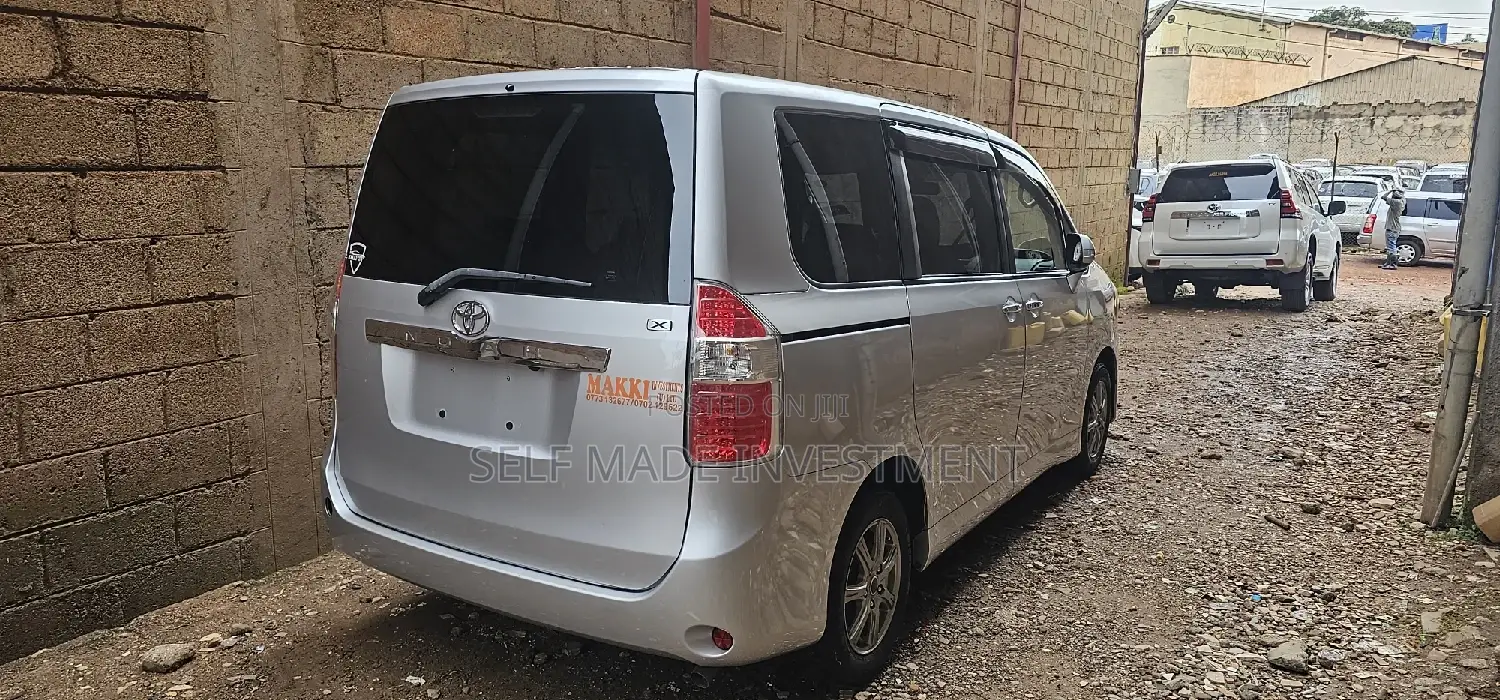 Toyota Noah 2010 Silver