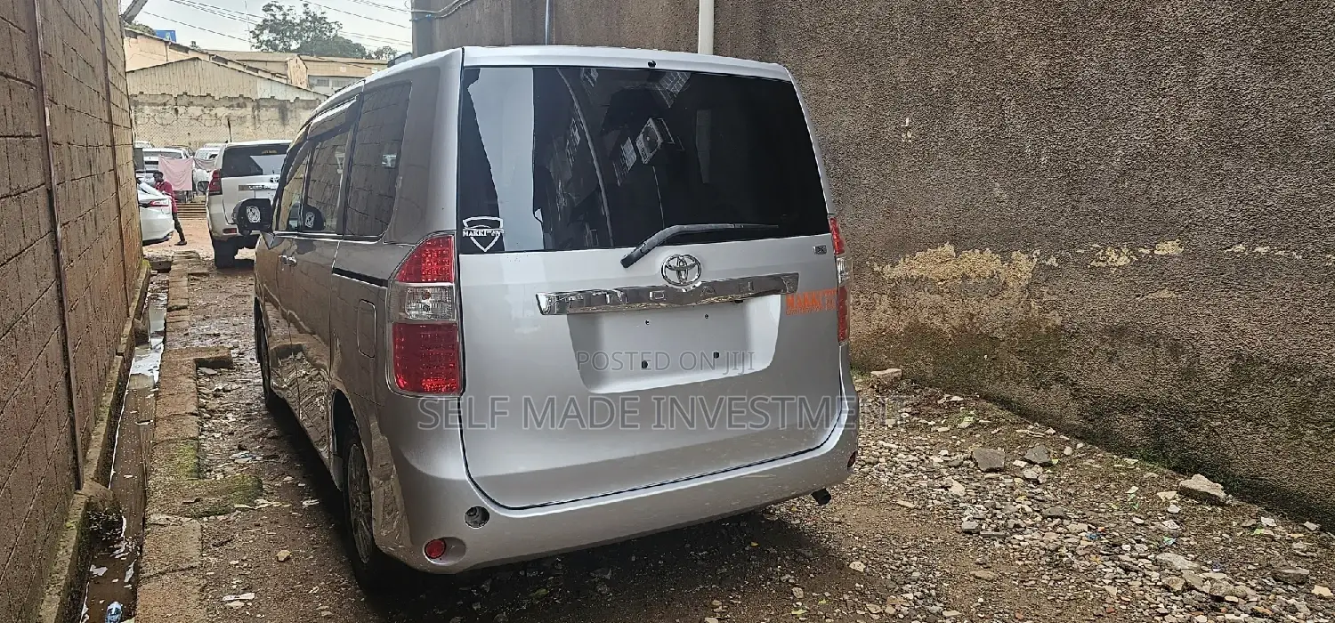 Toyota Noah 2010 Silver