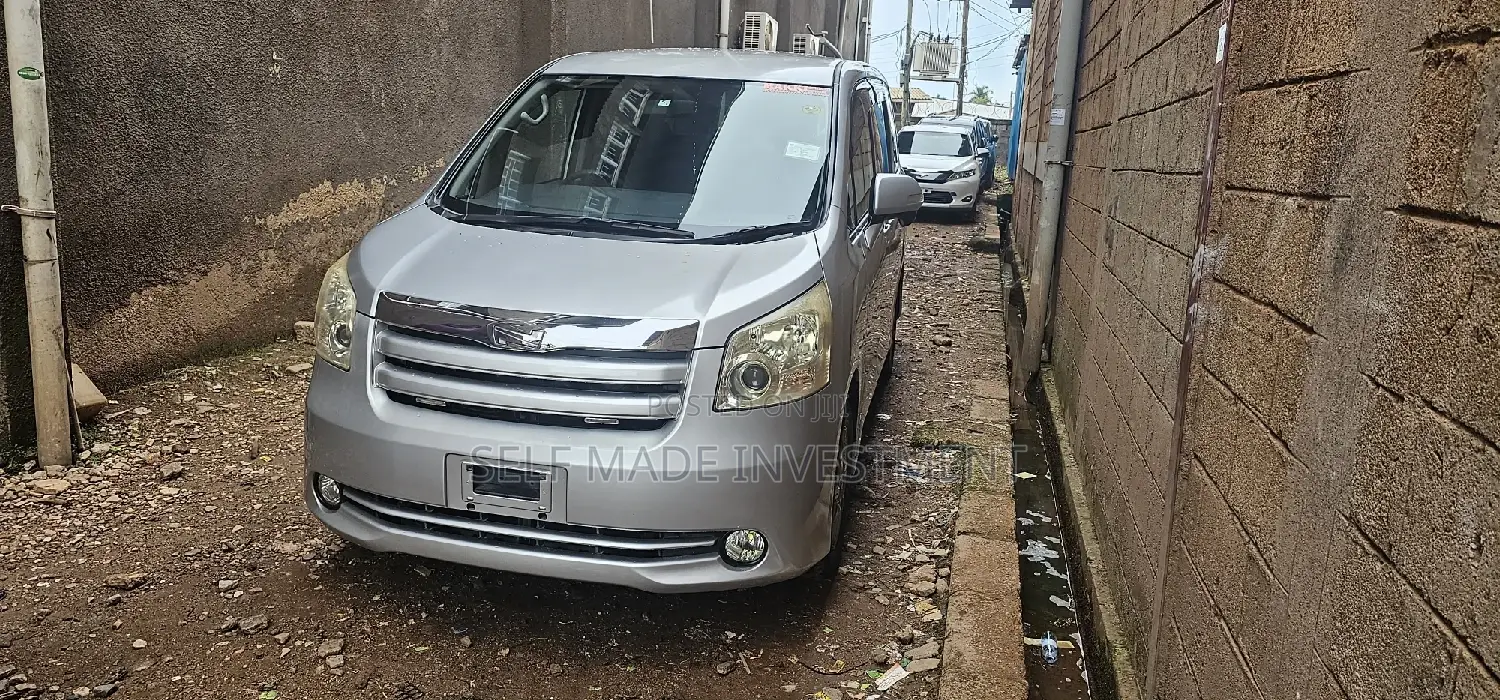 Toyota Noah 2010 Silver