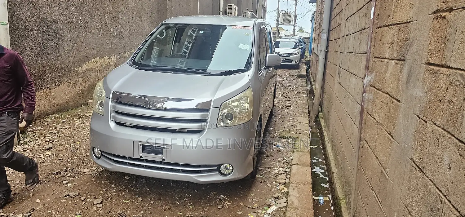 Toyota Noah 2010 Silver
