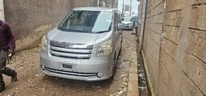 Toyota Noah 2010 Silver