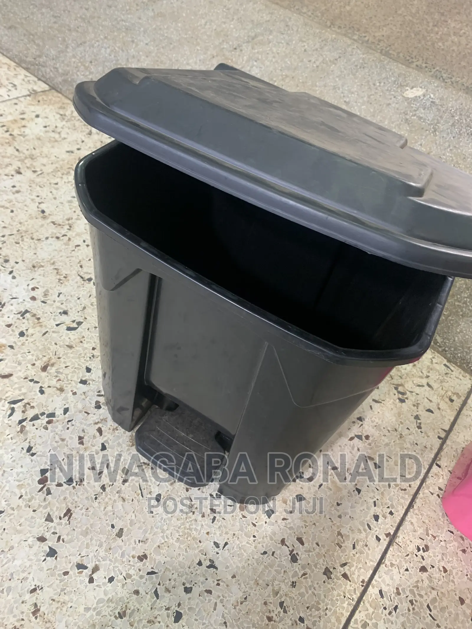 Classic Dust Bin