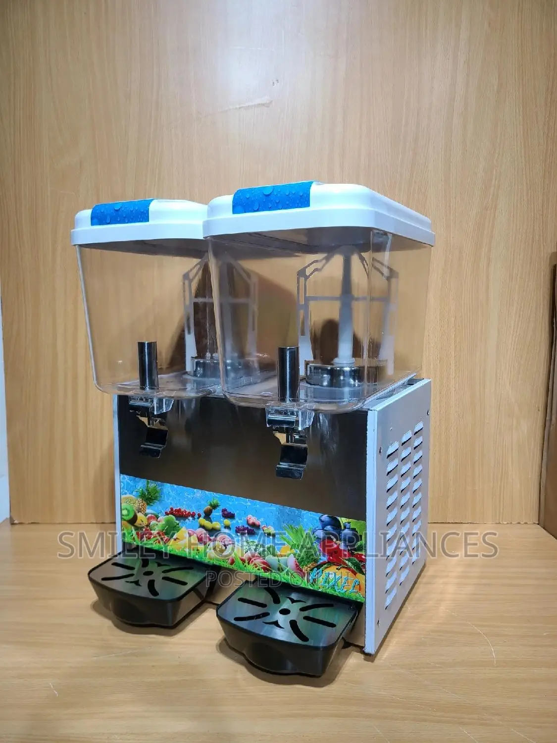 Pixels Double Juice Dispenser With a Refrigerator