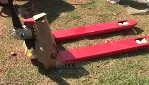 Pallet Trucks 2.5 3 Tonnes.