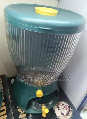 Round Rotating Food Dispenser