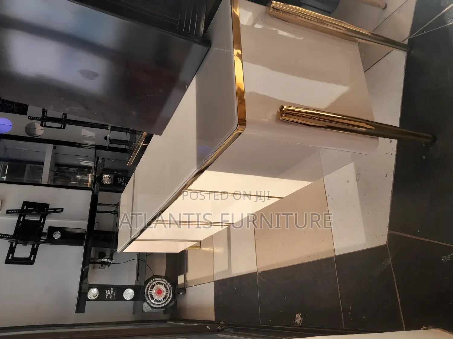 A Very Durable Glass Flow Cabinet