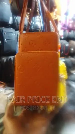 Vip Universal Plastic Suitcase.Medium.(
