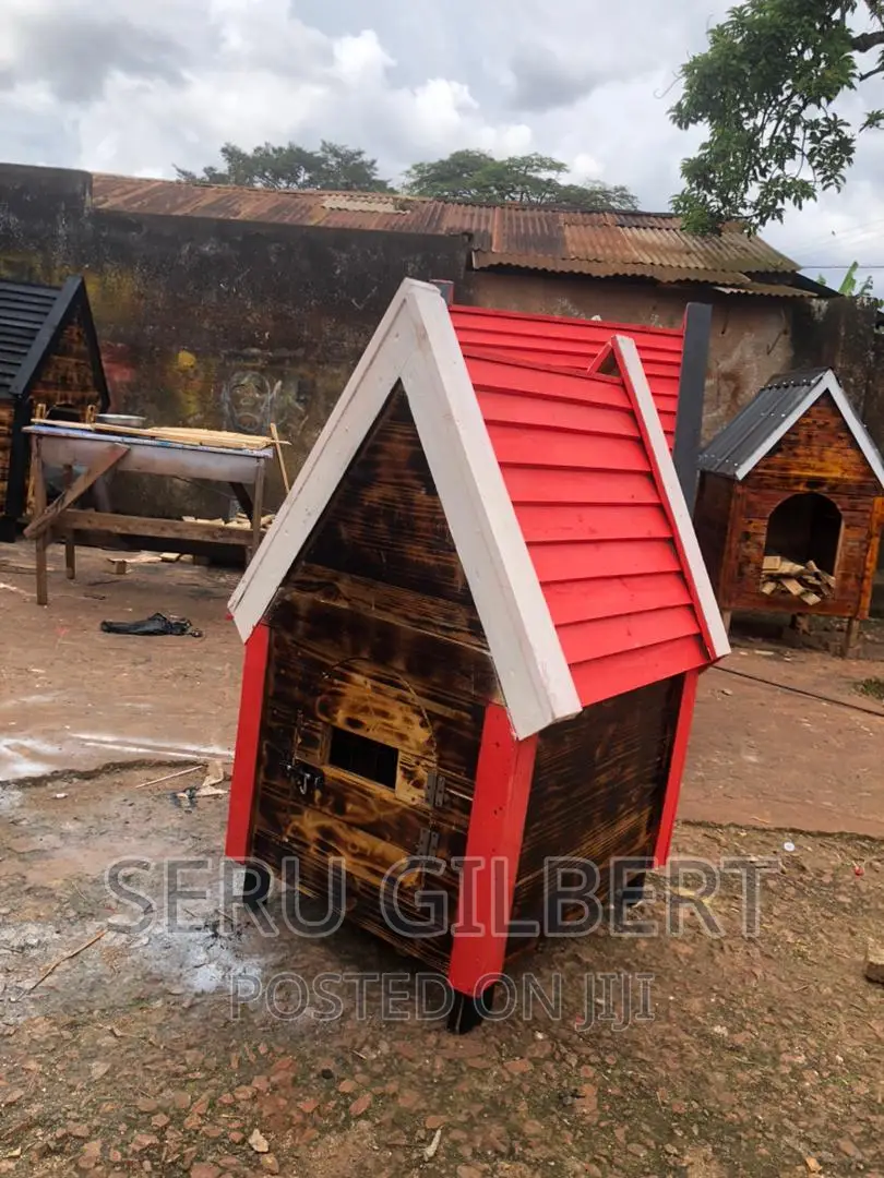 Redd and White Dog House