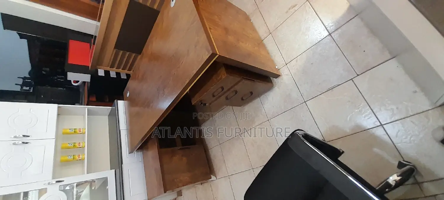 A 1.60cm Executive Office Table