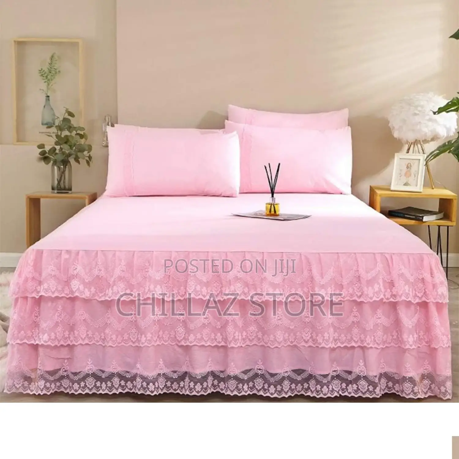 Luxurious Bed Liner With 2 Pillows.