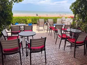 Restaurant/Bar Plastic Chairs and Round Table