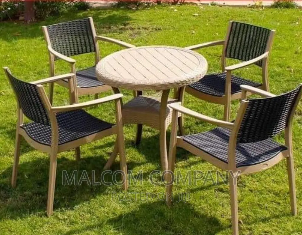 Plastic Chairs With Round Table