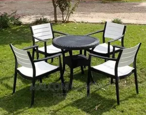 Plastic Chairs With a Round Table