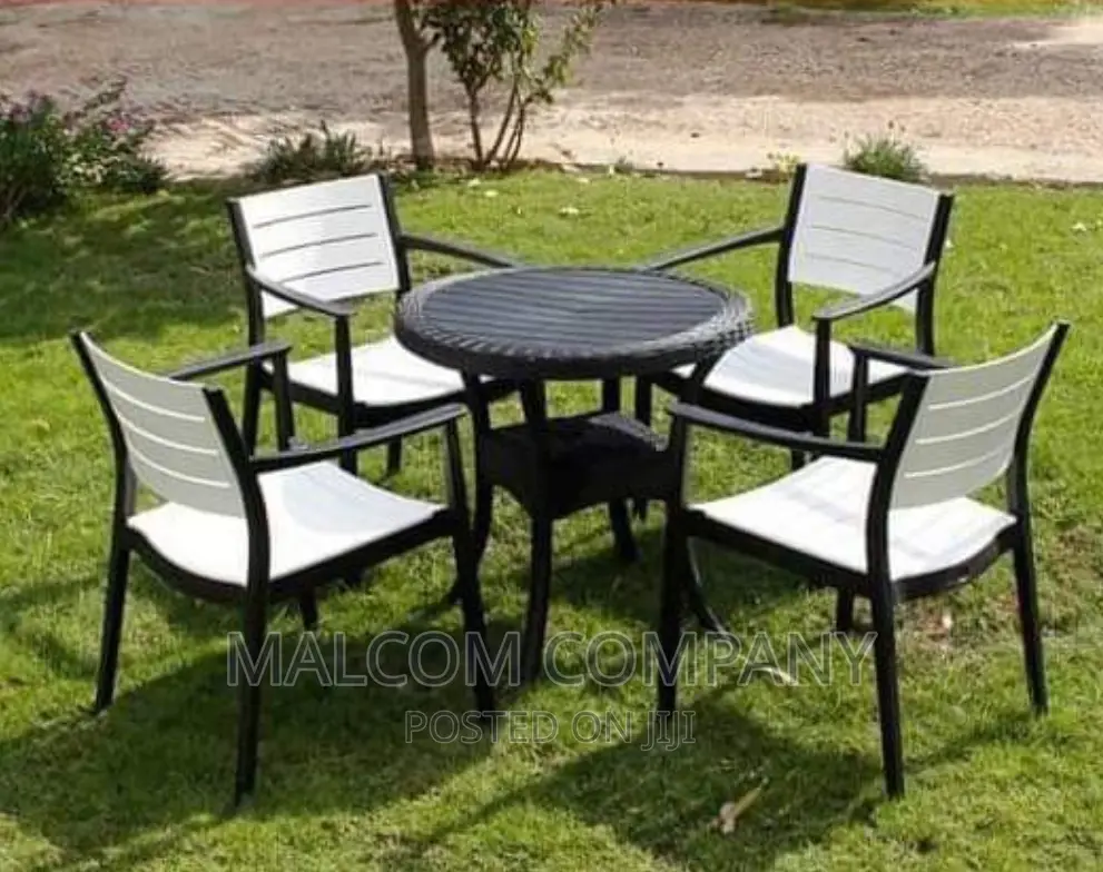Plastic Chairs With a Round Table