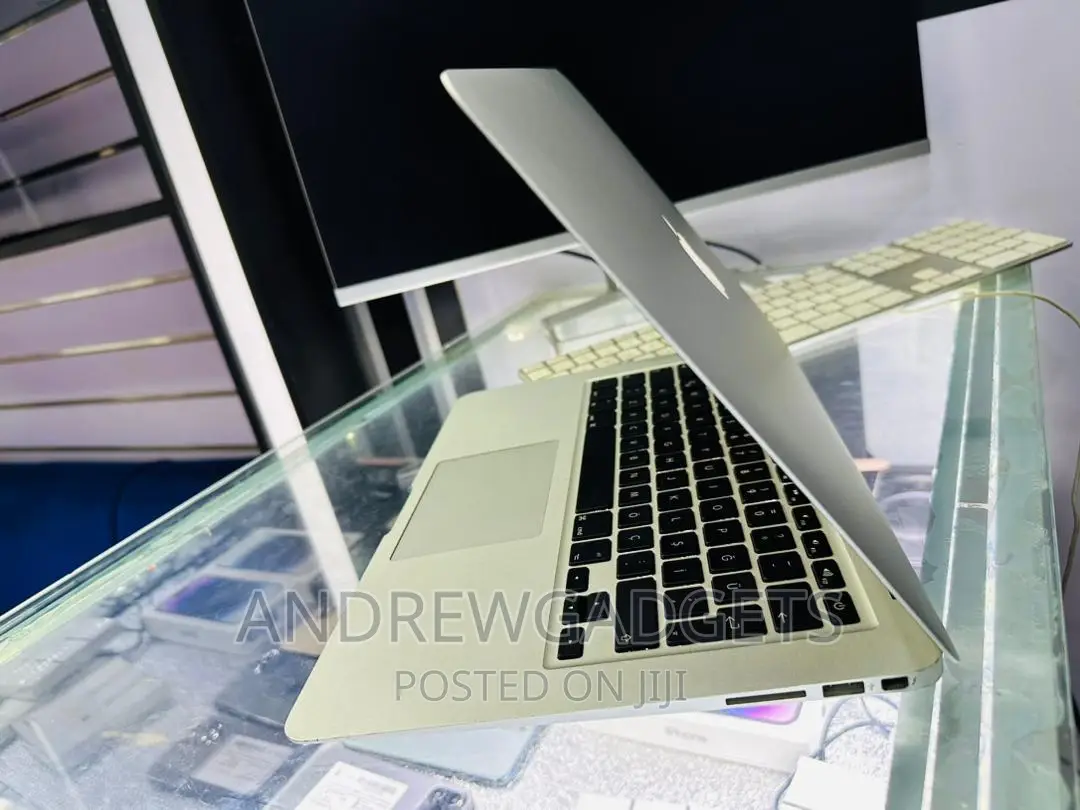 Laptop Apple MacBook Air 2011 4GB Intel Core i7 SSD 128GB
