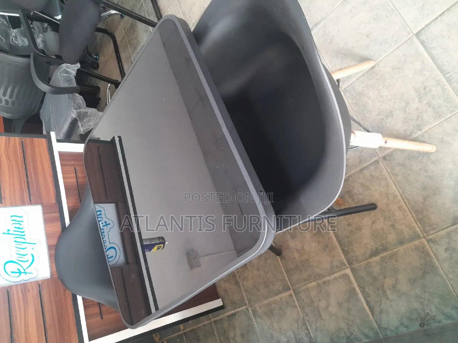 Grass Table With 2 Plastic Executive Chairs