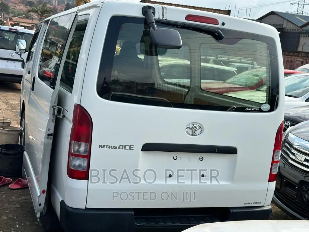 Toyota HiAce 2017 White