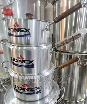 Aluminum Saucepans With Wooden Long Handles and Lids
