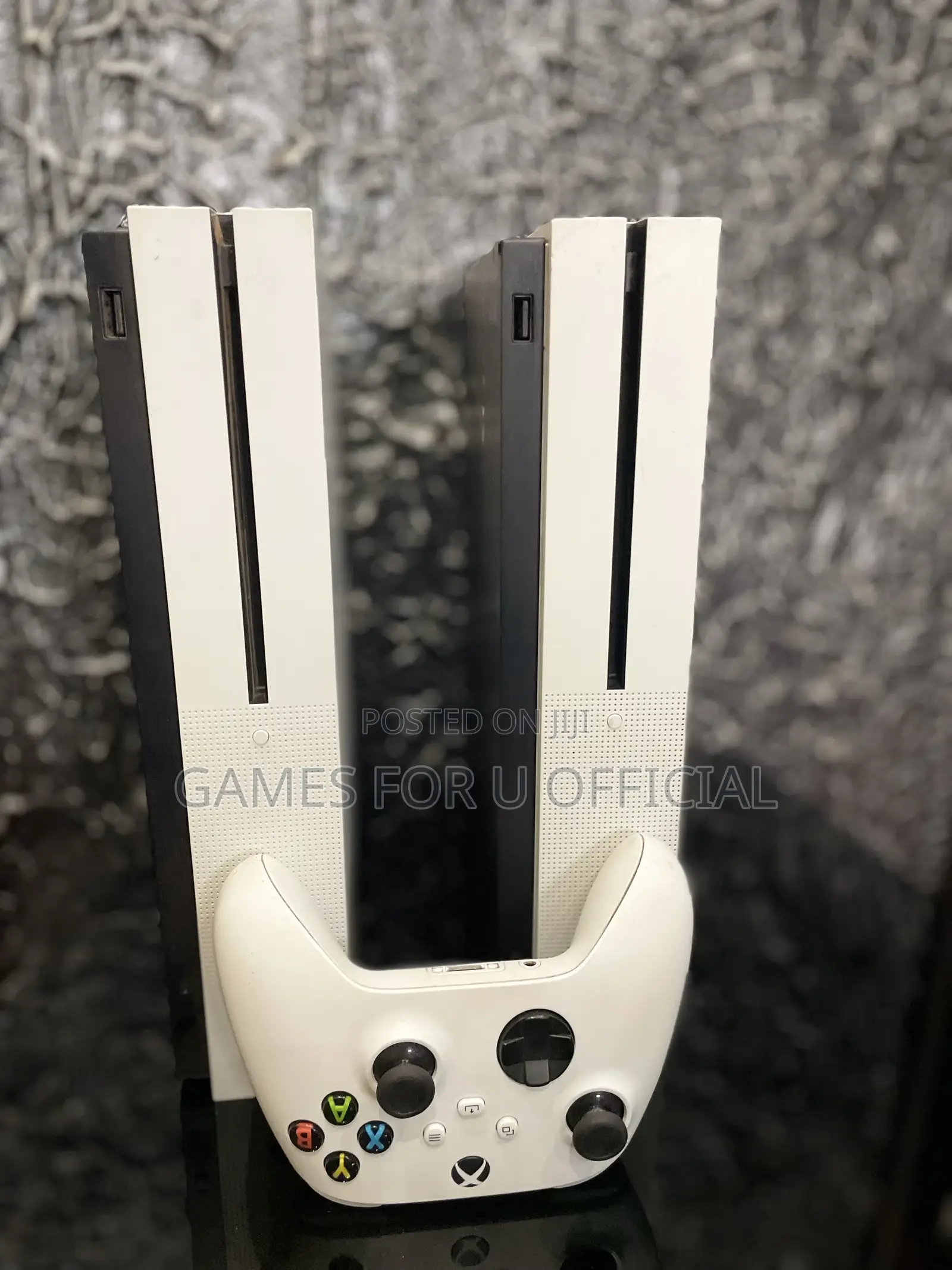 Xbox One S With One White Controller