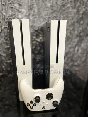 Xbox One S With One White Controller