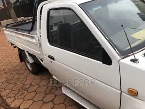 Nissan Pick-Up 1991 White