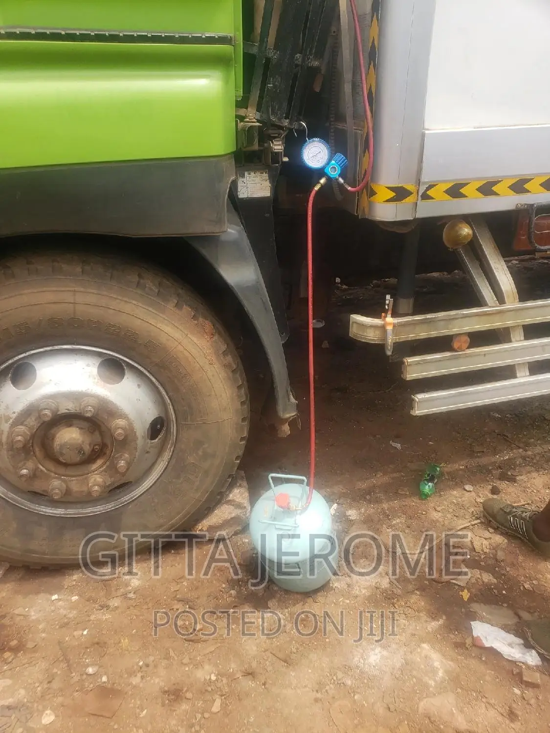 Fridge Truck Refrigerant Refill