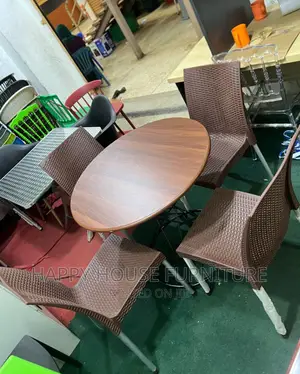 Round Table With 4 Plastic Chairs