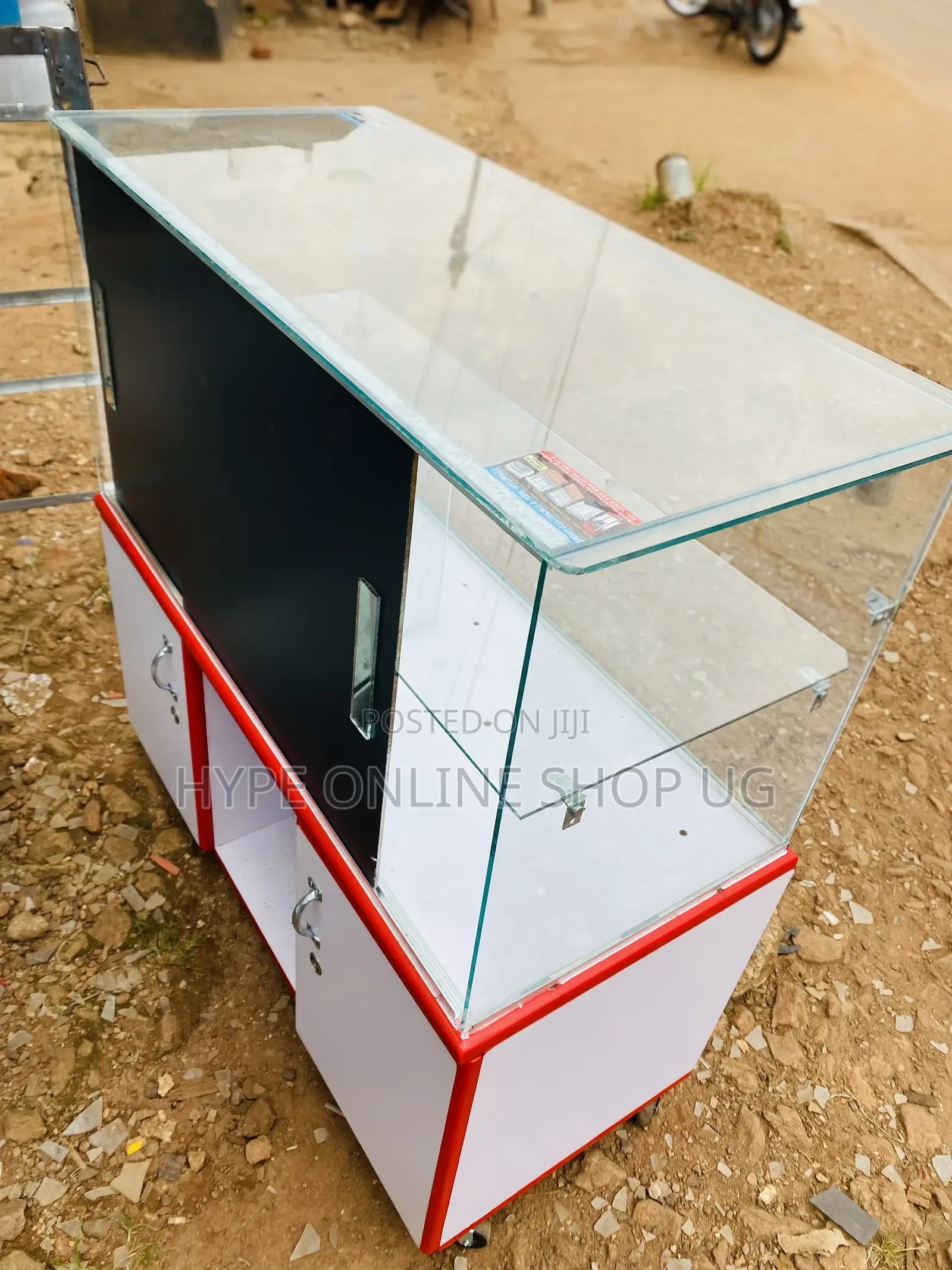 3ft Display Counter With Safe Carbinets