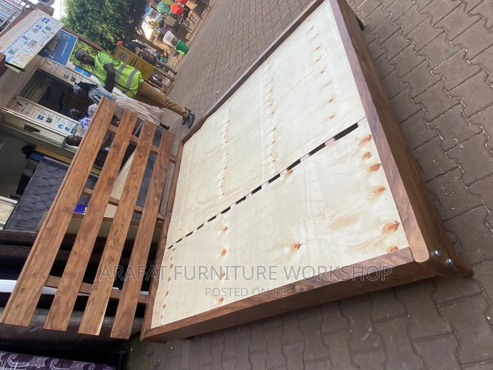 Platform Walnut Mugavu Bed