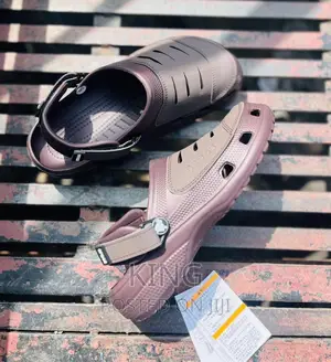 Crocs New. Particular