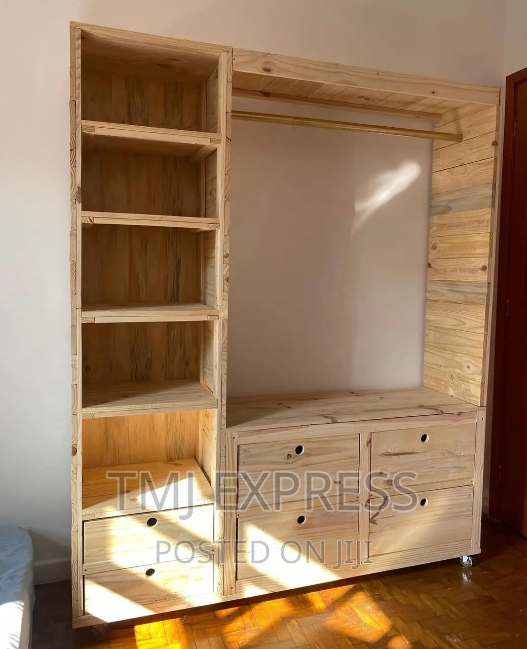 Wooden Pallets Closset