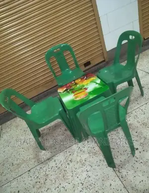Set of Table 4 Plastic Chairs