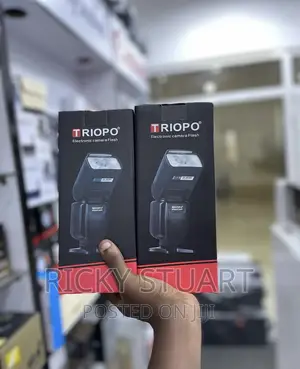 Triopo Tr-982 Flash Speedlite for Canon / Nikon DSLR Cameras