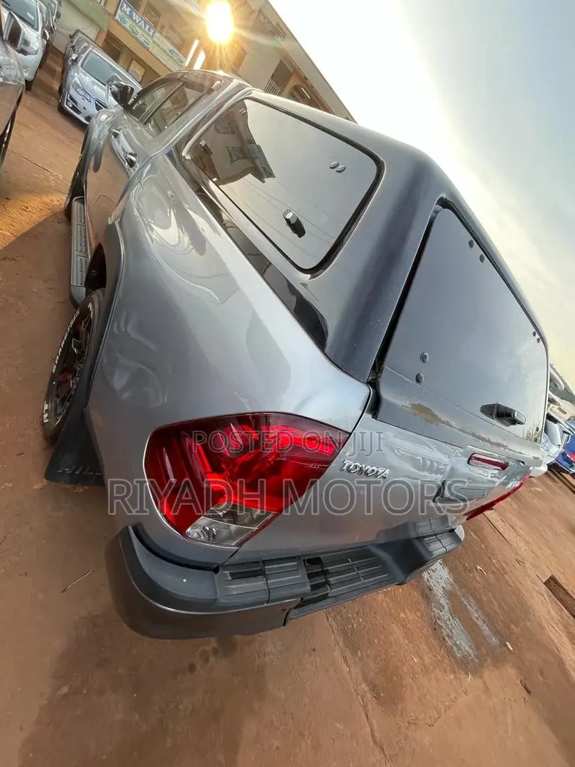 Toyota Hilux 2019 Silver