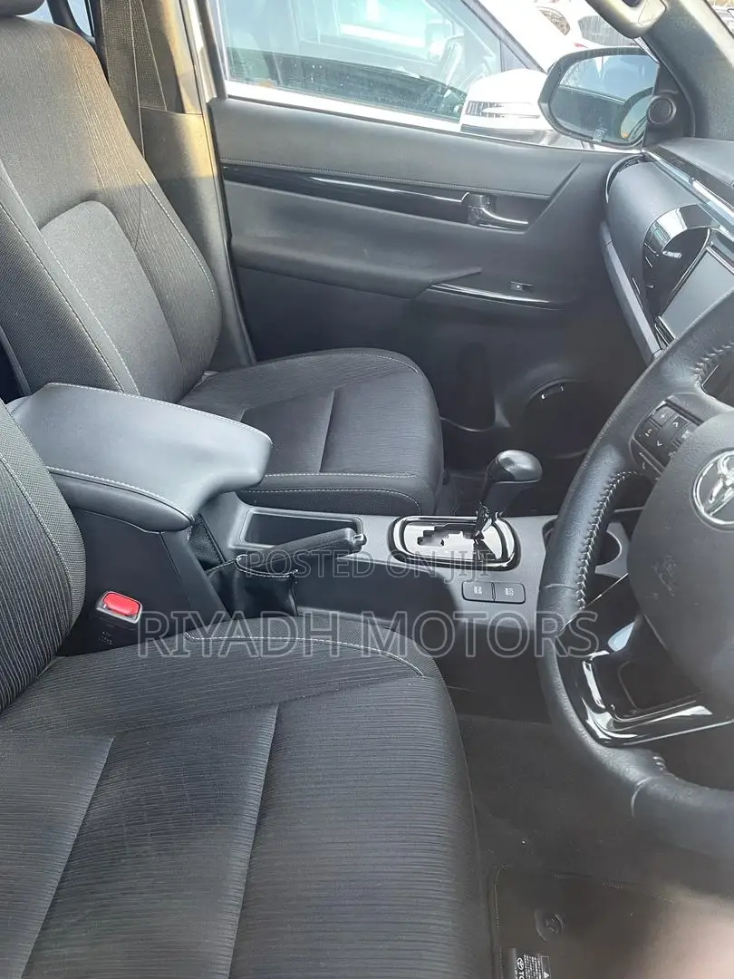 Toyota Hilux 2019 Silver