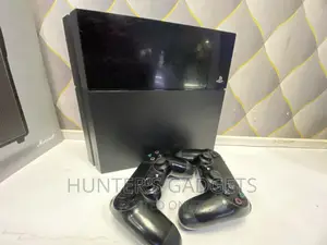 Sony Playstation 4 800gb With 2games and 2 Controllers