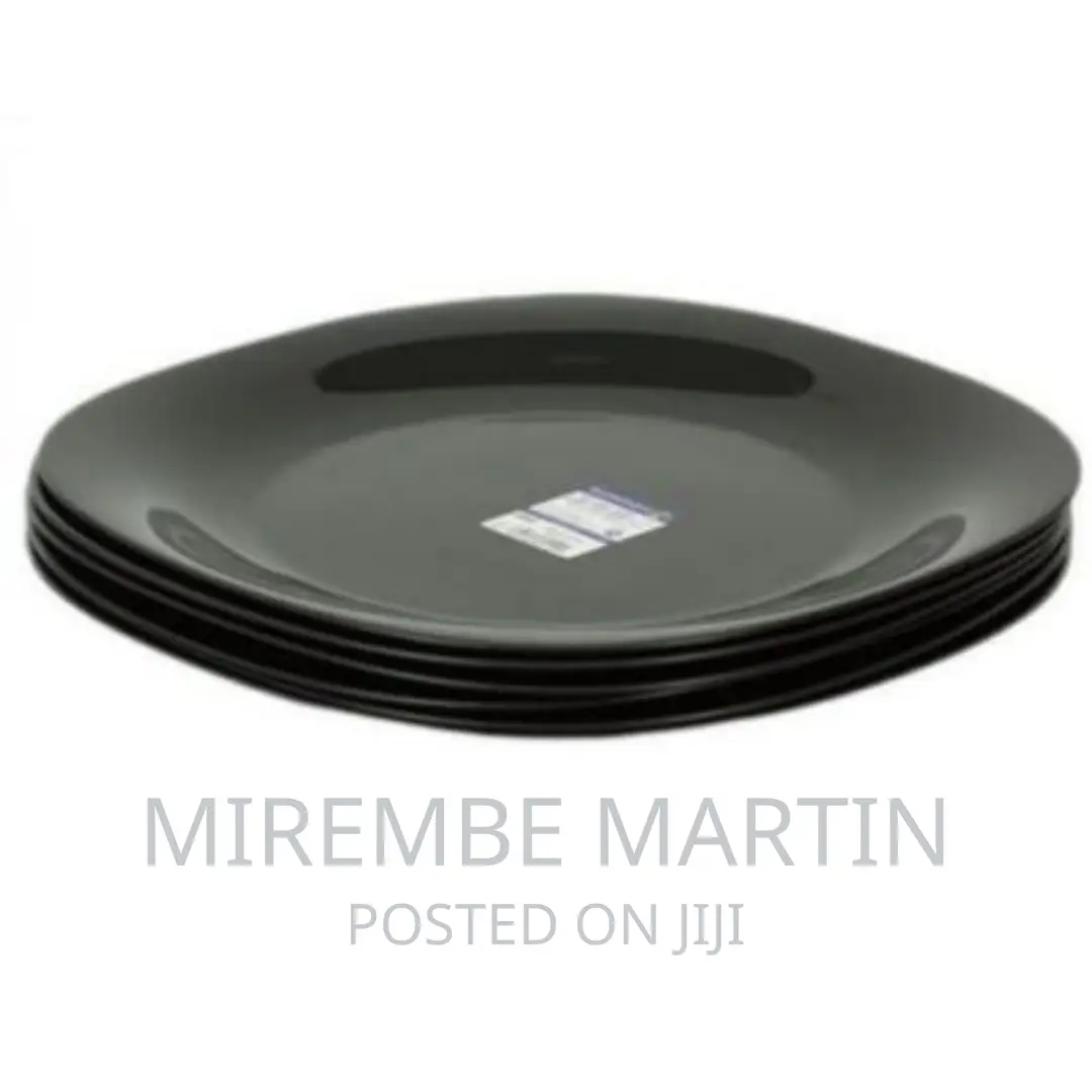 6 Pieces of Square Plain Design Plates – Black .