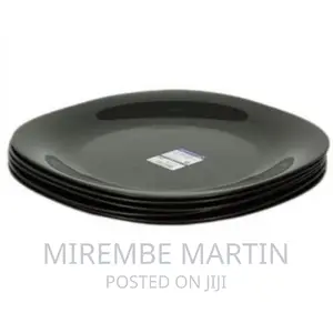 6 Pieces of Square Plain Design Plates – Black .