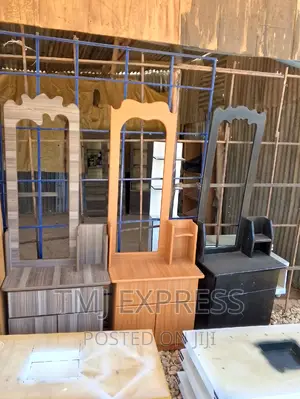 Dressing Mirrors With Wordropes