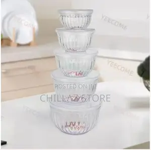 5 Pieces of Clear Plastic Salad Bowls With Airtight Lids