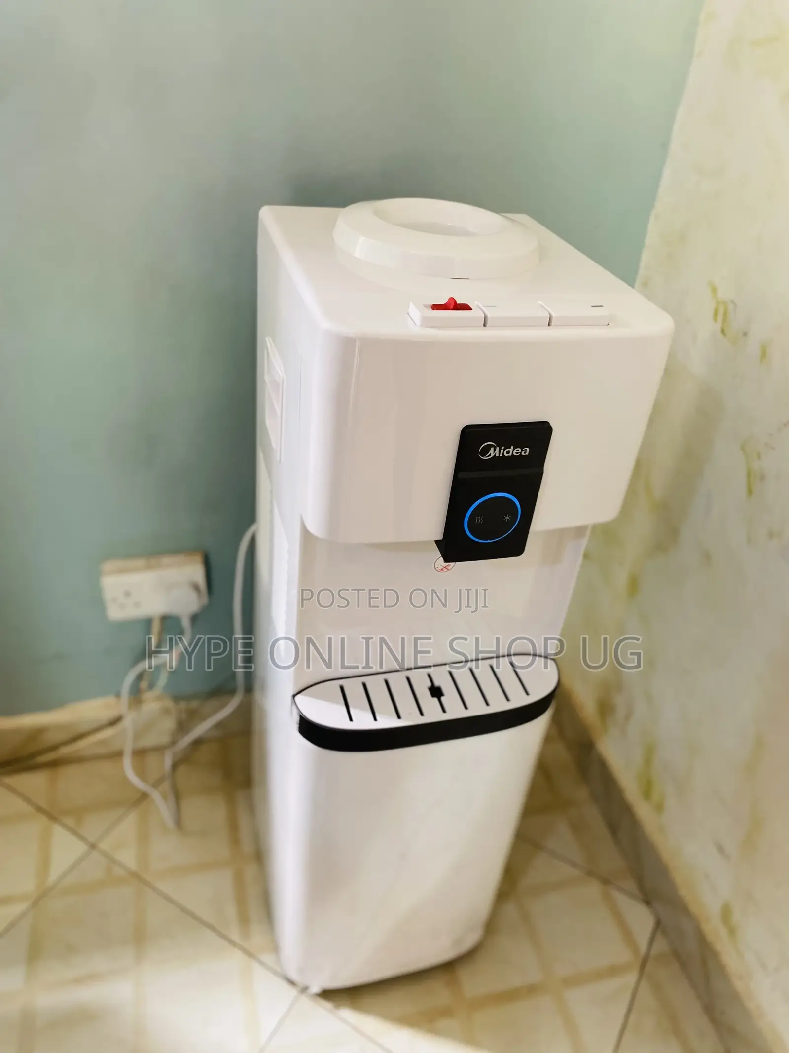 Water Dispenser With a Fridge Ug