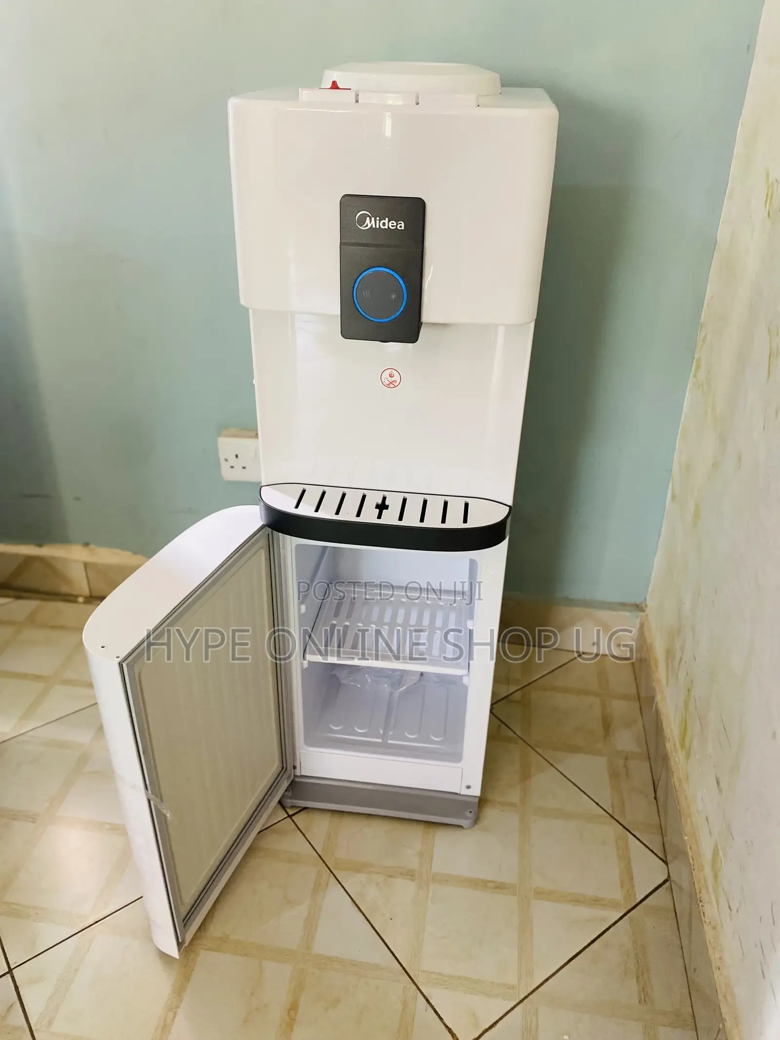 Water Dispenser With a Fridge Ug