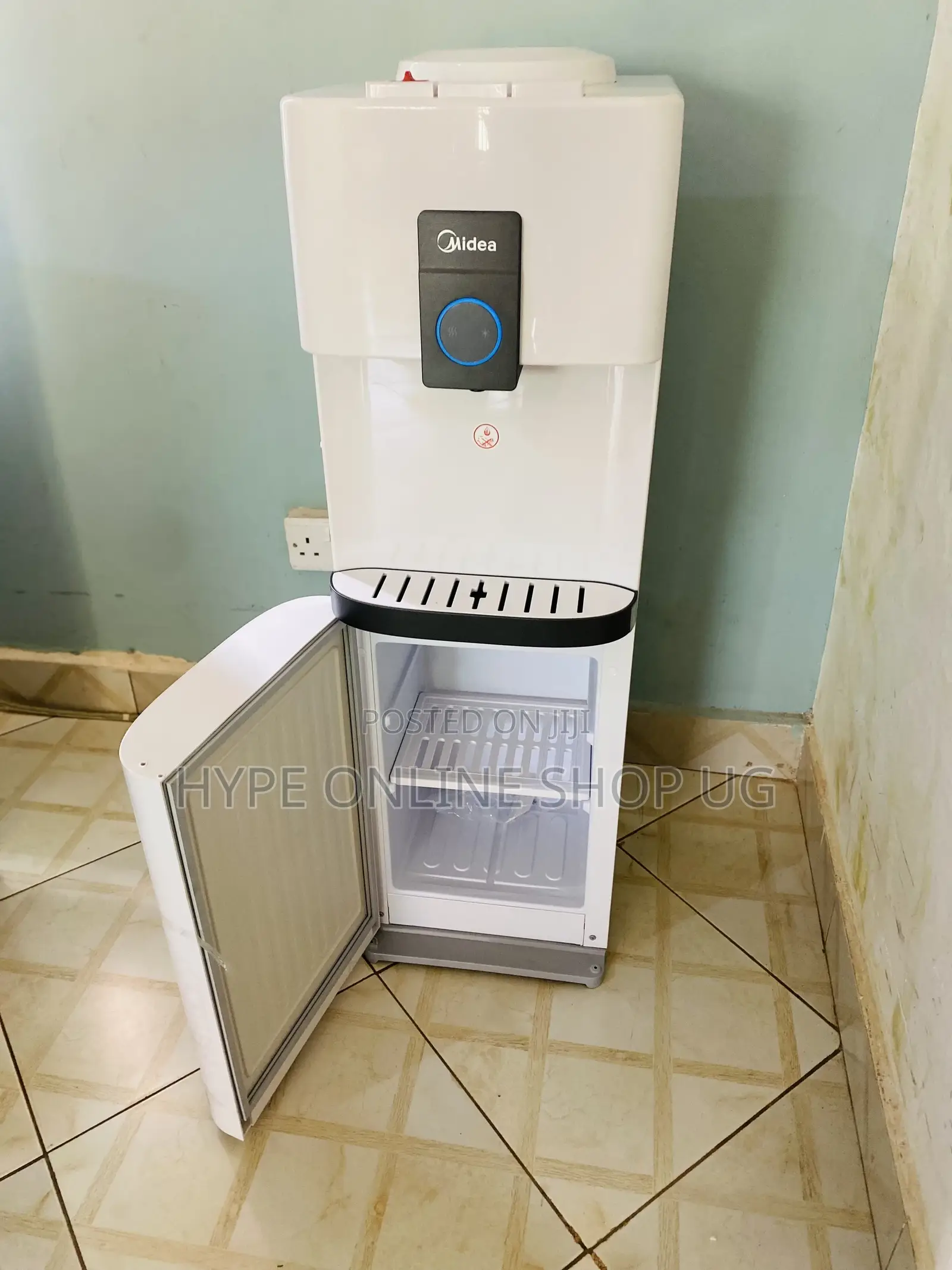 Water Dispenser With a Fridge Ug