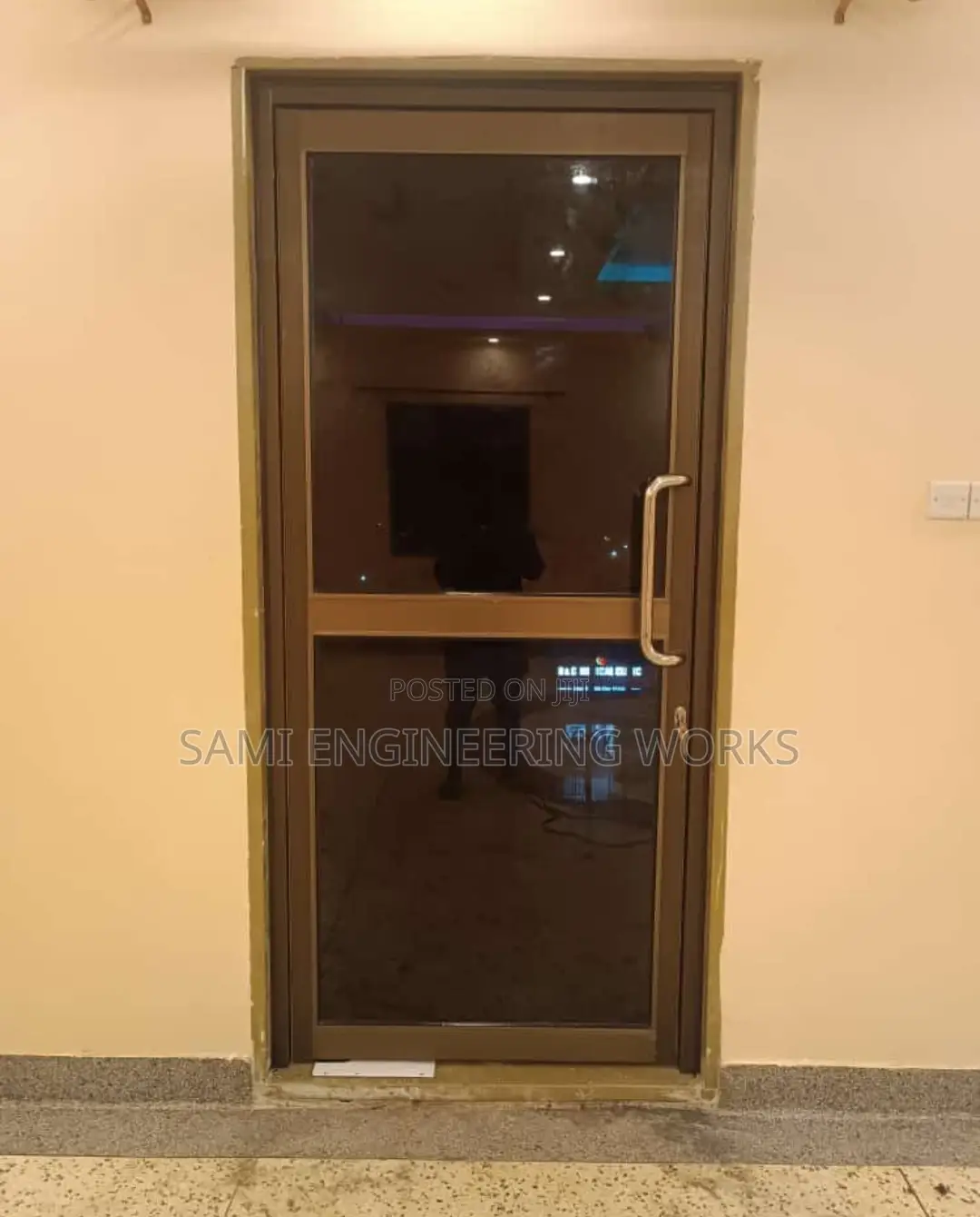 Swinging Column Aluminum Door